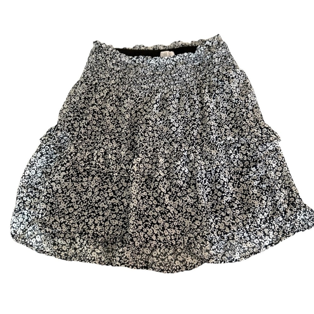 Sienna Sky M black‎  and white flower patterned pull on skirt NWOT